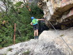 Hinter einem Felsen führt der Weg wieder auf die Schlucht zu