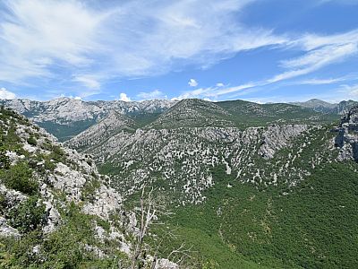 Der Blick nach Nordosten auf das Velebit, links der Vaganski Vrh
