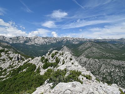 Im Norden zeigt sich der gesamte Hauptkamm des Velebit