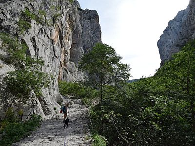 Recht bequem tauchen wir tiefer in die Velika Paklenica ein ...