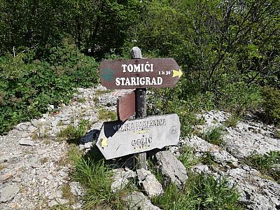 Im Sattel halten wir uns südlich, Richtung Tomici