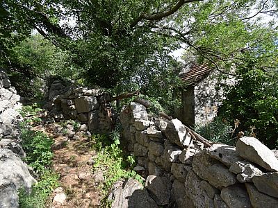 ... die verlassenen Häuser vom Tomici an.