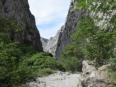 Immer enger rücken die himmelhohen Felswände zusammen