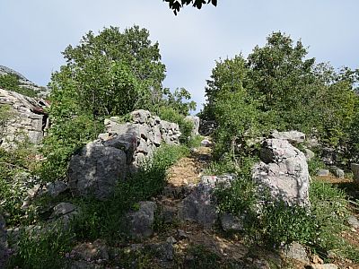 Zwischen den Mauern folgen wir weiter der Markierung