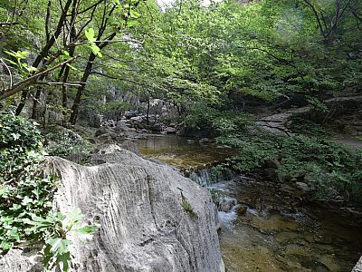 Kleine Becken laden ein, sich zu erfrischen