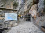 Der Eingang der Höhle Manita peć