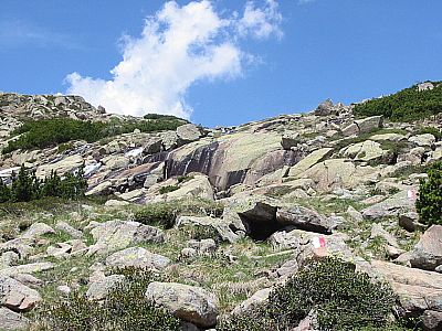 Am Wasserfall entlang geht's bergauf..