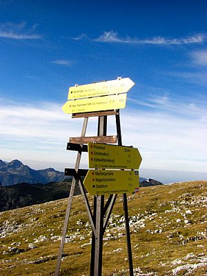 Prominenter Wegweiser