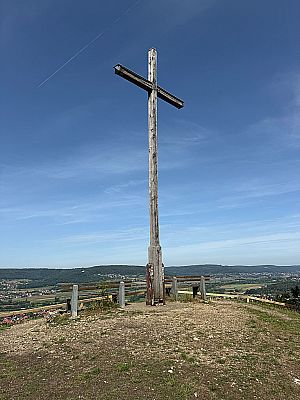 ...welches sich über Kirchehrenbach erhebt