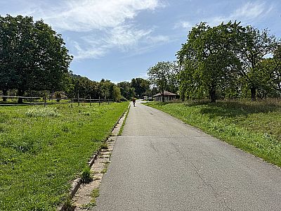 Wir folgen der Teerstraße in südöstlicher Richtung bergauf