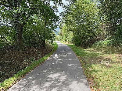 ...und bringt uns zu guter Letzt zu einem Teerweg