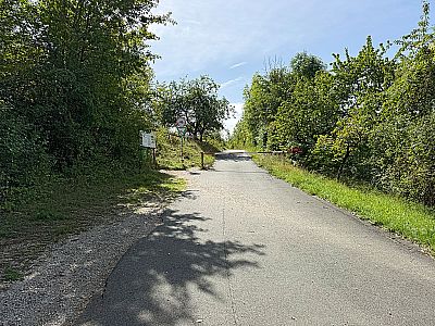 Wir kommen zurück zur Straße und passieren eine Schranke