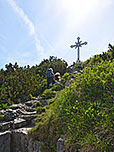 Durch eine schrofige Latschengasse erreichen wir schließlich das große Kreuz