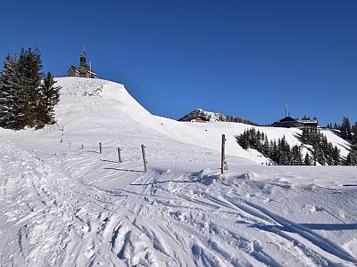 Die Wallbergkapelle, in der Bildmitte sieht man den Gipfel des Wallbergs