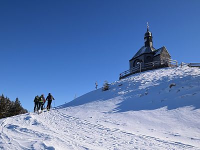 ... auf dem Hauptweg die Kapelle