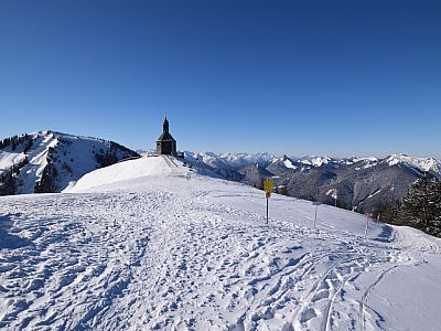 Der Ausblick zurück auf den Setzberg und die Wallbergkapelle