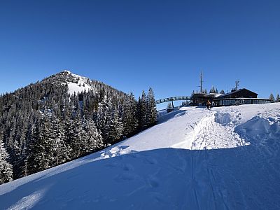 Vor uns der Wallberg und das Panoramarestaurant