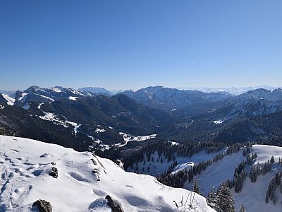 Der Blick vom Gipfel Richtung Spitzing und auf das Kaisergebirge