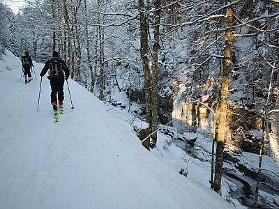 Mächtige Eiszapfen haben sich rechts von uns am Ufer des Schiffbachs gebildet