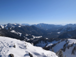 Der Blick vom Gipfel Richtung Spitzing und auf das Kaisergebirge