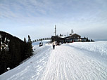 Wir spazieren auf das Panoramarestaurant zu