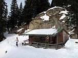 Vorbei an einer kleinen Bergwachthütte...