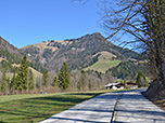 In Walchsee folgen wir der Hausbergstraße...