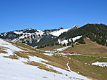 Unter dem Geigelstein erkennen wir die Wandberghütte und die Burgeralm