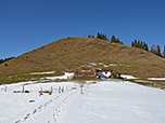 An der Almhütte unterhalb des Wandbergs gehen wir links vorbei...