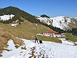 Vom Wandberg wandern wir hinunter Richtung Burgeralm