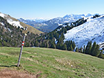 Hinter der Alm steigen wir einen grasigen Hang hinunter...