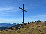 Am Gipfel thront auch ein wunderbarer Brotzeitplatz mit integriertem Panoramablick