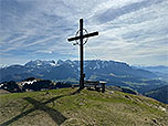 ...zum Gipfelkreuz am Wandberg hinauf