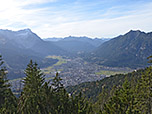 Blick über Garmisch zum Daniel
