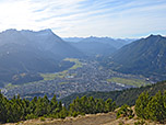 Links die Zugspitze, hinten die Lechtaler und Ammergauer Alpen