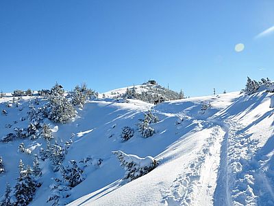 ...zwischen Vor- und Hauptgipfel zu.