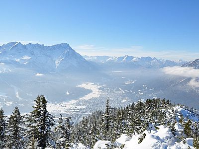 Links die Zugspitze über Garmisch-Partenkirchen