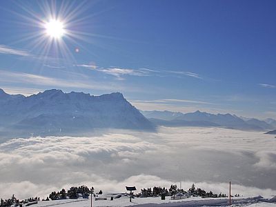 Hochnebel über Garmisch vor der Zugspitze