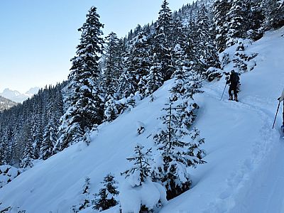 zweigt ein Pfad nach rechts ab.