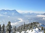 Links die Zugspitze über Garmisch-Partenkirchen