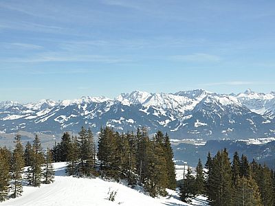 Blick über das Illertal nach Osten zum Großen Daumen (2280 m)