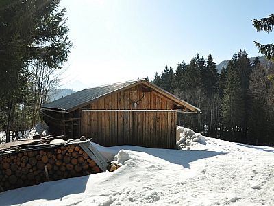 Vorbei an einer Hütte bis wir...