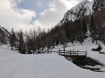 Nach einer Brücke, die wir rechts liegen lassen,...