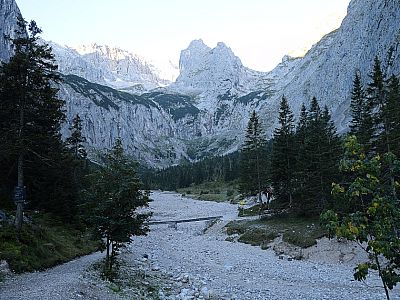 In der Morgendämmerung starten wir für den Aufstieg