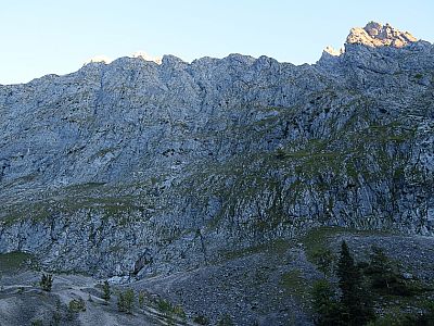 Nur schwer ist der Weg im schrofigen Gelände auszumachen