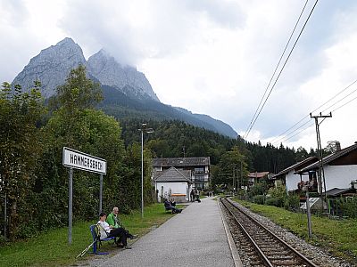 ... zum Bahnhof Hammersbach.