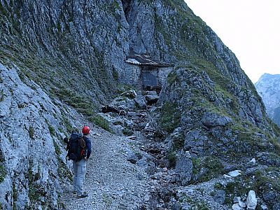 Wir nähern uns vom Westen dem Wasserreservoir und steigen rechts davon weiter auf