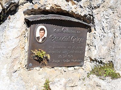 ... erreichen wir eine Gedenktafel.