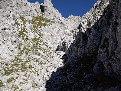 ... beginnt der Aufstieg durch die Rinne nach Norden.