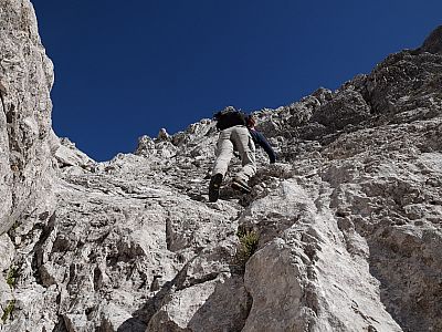 ... indem man sich etwas rechts hält ...